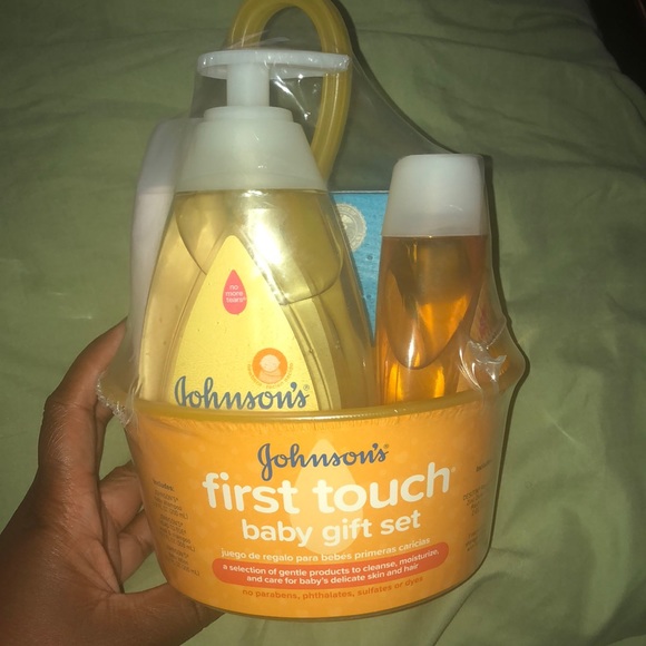 Johnson and Johnson baby gift set - Picture 1 of 2